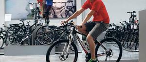 Von wegen Rentnerrad. Im Radhaus in Potsdam werden jetzt sogar Mountainbikes, Falträder und Rennräder mit Elektro-Antrieb angeboten. Die Stadt Potsdam lobt die E-Bikes als umweltfreundliche Alternative zum Auto und will Radschnellwege bauen.