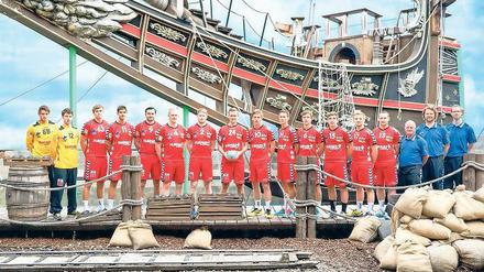 In ruhiges Fahrwasser möchte der VfL Potsdam wieder kommen. Sinnbildlich steht dafür das aktuelle Mannschaftsfoto der Drittliga-Handballer, das im Filmpark vor der Schiffskulisse für den Dreh der „Drei Musketiere“ aufgenommen wurde. Alles andere als untergehen will das Team heute beim Ligastart in Hannover.