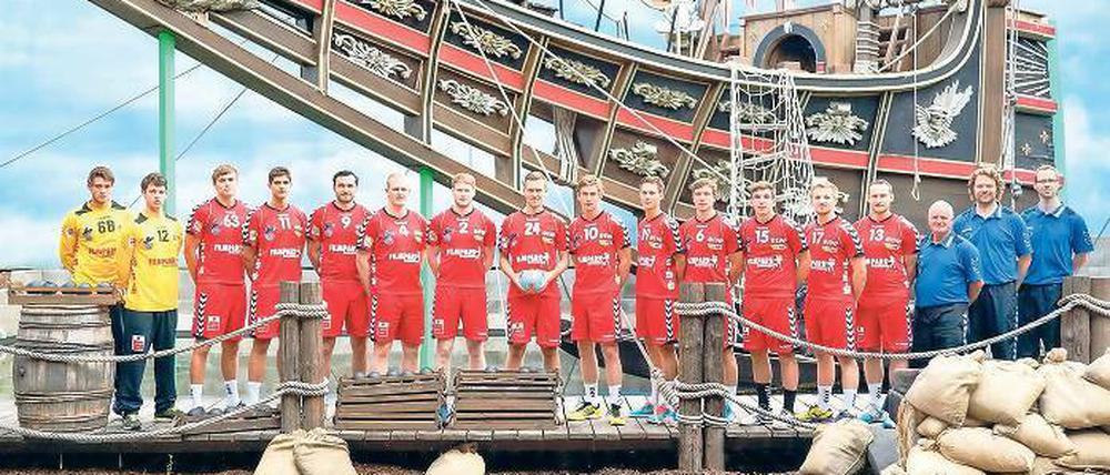 In ruhiges Fahrwasser möchte der VfL Potsdam wieder kommen. Sinnbildlich steht dafür das aktuelle Mannschaftsfoto der Drittliga-Handballer, das im Filmpark vor der Schiffskulisse für den Dreh der „Drei Musketiere“ aufgenommen wurde. Alles andere als untergehen will das Team heute beim Ligastart in Hannover.