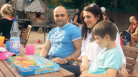 Angekommen. Die Familie Mirzaeva kennt bereits viele der Teltower Eltern. Regelmäßig besuchen sie mit ihrem achtjährigen Sohn den Spielemittag im Philantow.