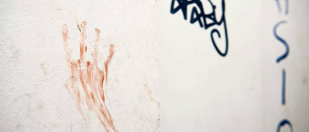 Spuren hinterlässt es immer. Blut an einer Wand in einem Berliner Treppenhaus, in dem eine Frau ermordet wurde.
