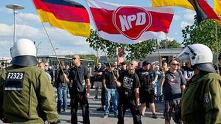 Mitglieder der NPD demonstrieren am 24.08.2013 im Stadtteil Hellersdorf in Berlin gegen das neu eingerichtete Flüchtlingswohnheim.