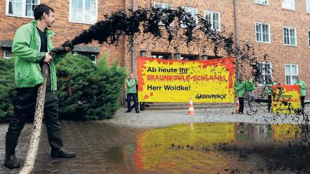 Nachricht für den Neuen. Greenpeace Aktivisten brachten Braunkohleschlamm.