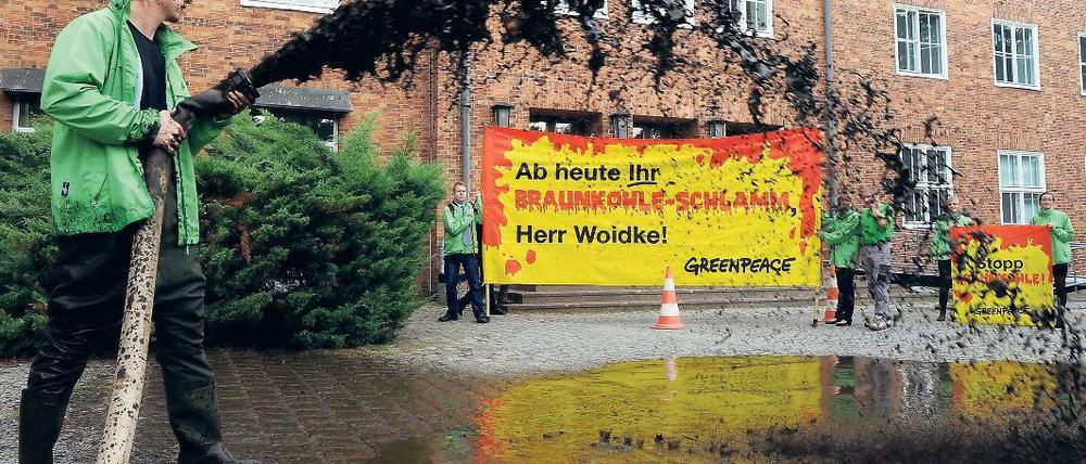 Nachricht für den Neuen. Greenpeace Aktivisten brachten Braunkohleschlamm.