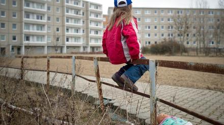 Noch immer ist die Gefahr, arm zu werden, im Osten Deutschlands höher als im Westen.