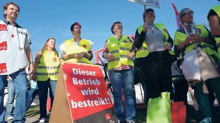 Streik der Verkäufer. Vor einem Teltower Real-Supermarkt forderte die Gewerkschaft Verdi für die insgesamt rund 199 000 Einzelhandelsbeschäftigten neben einem höheren Lohn auch die Angleichung des Urlaubs- und Weihnachtsgeldes ans Westniveau.