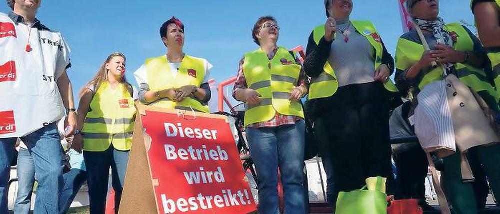 Streik der Verkäufer. Vor einem Teltower Real-Supermarkt forderte die Gewerkschaft Verdi für die insgesamt rund 199 000 Einzelhandelsbeschäftigten neben einem höheren Lohn auch die Angleichung des Urlaubs- und Weihnachtsgeldes ans Westniveau.
