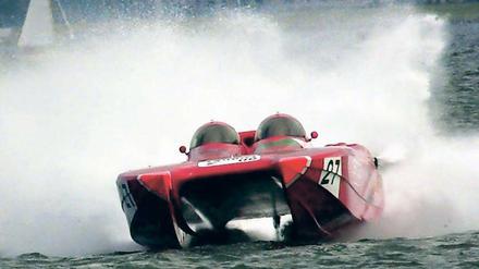 Noch nicht so schnell. Bei der brandenburgischen Polizei ist das Powerboat-Problem bislang nicht akut. Geschwindigkeitsrennen mit starken Motorbooten auf den heimischen Gewässern sind nicht auf der Tagesordnung.
