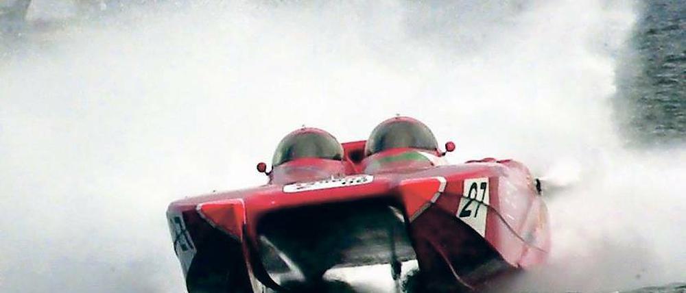 Noch nicht so schnell. Bei der brandenburgischen Polizei ist das Powerboat-Problem bislang nicht akut. Geschwindigkeitsrennen mit starken Motorbooten auf den heimischen Gewässern sind nicht auf der Tagesordnung.