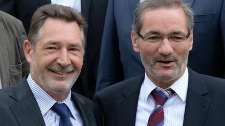 Der brandenburgische Ministerpräsident Matthias Platzeck (SPD, r) in Potsdam (Brandenburg) kurz vor Beginn einer Kabinettssitzung im Institut for Advanced Sustainability Studies gemeinsam mit dem Potsdamer Oberbürgermeister Jann Jakobs (SPD).