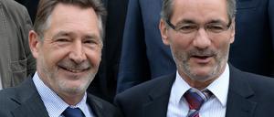 Der brandenburgische Ministerpräsident Matthias Platzeck (SPD, r) in Potsdam (Brandenburg) kurz vor Beginn einer Kabinettssitzung im Institut for Advanced Sustainability Studies gemeinsam mit dem Potsdamer Oberbürgermeister Jann Jakobs (SPD).