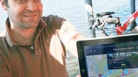 Pfadfinder. Komoot-Geschäftsführer Markus Hallermann sucht mithilfe seiner App nach Radwegen in Potsdam. Komoot schlägt nicht den schnellsten, sondern den schönsten Weg vor.