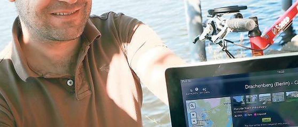 Pfadfinder. Komoot-Geschäftsführer Markus Hallermann sucht mithilfe seiner App nach Radwegen in Potsdam. Komoot schlägt nicht den schnellsten, sondern den schönsten Weg vor.