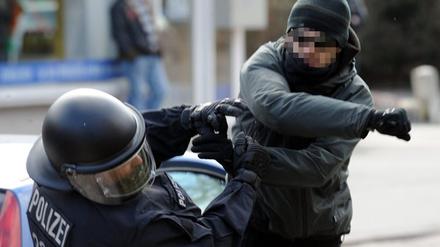 Dein Freund und Helfer? Autorität? Für viele seien Polizeibeamte nur noch "der blöde Bulle", beklagt die Gewerkschaft der Polizei in Brandenburg.