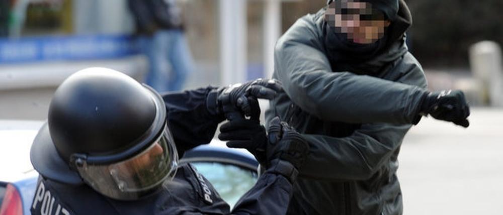 Dein Freund und Helfer? Autorität? Für viele seien Polizeibeamte nur noch "der blöde Bulle", beklagt die Gewerkschaft der Polizei in Brandenburg.