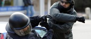 Dein Freund und Helfer? Autorität? Für viele seien Polizeibeamte nur noch "der blöde Bulle", beklagt die Gewerkschaft der Polizei in Brandenburg.