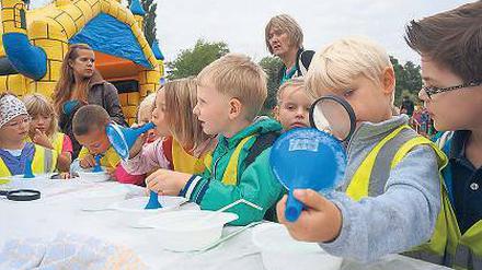 Bunte Welt. Die Kinder experimentierten gestern mit Seifenblasen.