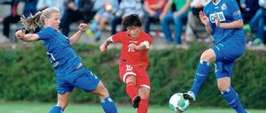 Tempomacher. Die Nordkoreanerinnen zogen gegen Turbine Potsdam ein schnelles Spiel auf. Was auf dem Foto nicht zu sehen ist, sind die mitgereisten Funktionäre aus Nordkorea auf den Zuschauerbänken.