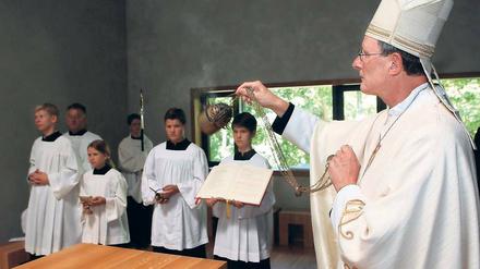 Mit Gottes Hilfe. Kardinal Woelki bei der Segnungszeremonie.