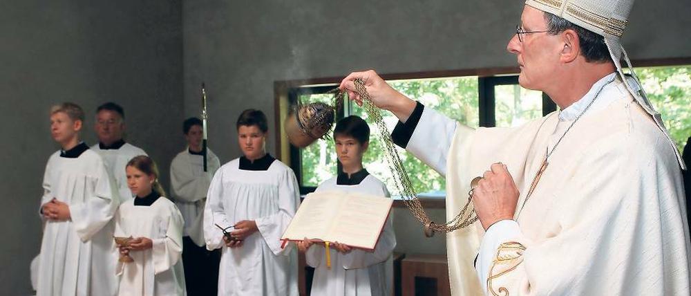 Mit Gottes Hilfe. Kardinal Woelki bei der Segnungszeremonie.