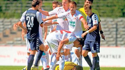 Torwart am Boden. Babelsbergs Keeper Marvin Gladrow spürte am Samstag im Spiel beim Berliner AK eine Faust am Hinterkopf, ehe er ausrastete und mit Rot vom Platz flog.
