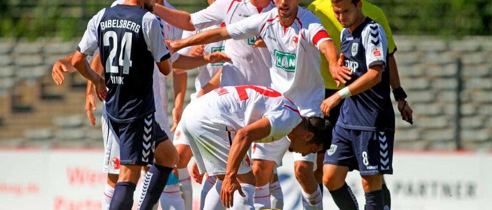 Rudelbildung nach der Tätlichkeit an Babelsbergs Torhüter Marvin Gladrow.