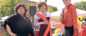 Fröhlich: Caipirinha (l.), Miss Cherry Moonlight u. Dieter Rita Scholl.