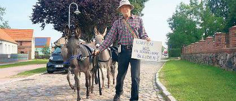 Schnauze an Schwanz. Lissy, Flora, Goliath und Joachim Petermann protestieren.