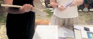 Feinschliff. Tauber (r.) und von Simson bereiten ihre Ausstellung in Caputh vor.