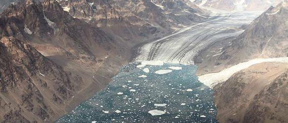 Hitzewallungen. Das abtauende Eis, das sich von Grönlands Festland in den Ozean ergießt, lässt den Meeresspiegel weltweit ansteigen.