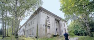 Alles halb so wild. Die Staatsanwaltschaft Potsdam meint, durch den Verkauf der Krampnitz-Kaserne – hier das alte Offizierskasino – ist kaum Schaden für das Land entstanden. Nun hält die SPD auch den Untersuchungsausschuss im Landtag für überflüssig.