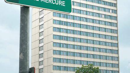 Städtebaulicher Missstand? Nachdem die Stadt ihren „Schlachtplan“ zum Abriss des Mercure-Hotels veröffentlicht hat, rumort es hinter den Kulissen. Nur mit einer Mehrheit in der Stadtverordnetenversammlung kann der Plan verwirklicht werden.