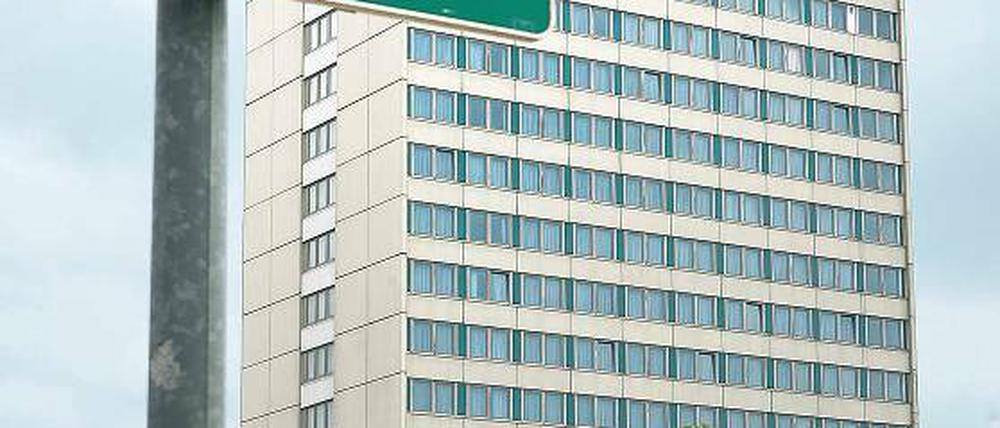 Städtebaulicher Missstand? Nachdem die Stadt ihren „Schlachtplan“ zum Abriss des Mercure-Hotels veröffentlicht hat, rumort es hinter den Kulissen. Nur mit einer Mehrheit in der Stadtverordnetenversammlung kann der Plan verwirklicht werden.
