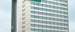 Städtebaulicher Missstand? Nachdem die Stadt ihren „Schlachtplan“ zum Abriss des Mercure-Hotels veröffentlicht hat, rumort es hinter den Kulissen. Nur mit einer Mehrheit in der Stadtverordnetenversammlung kann der Plan verwirklicht werden.