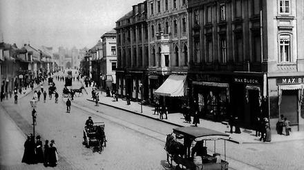 Auch kein Ort mit sogenannter Aufenthaltsqualität. Die Nauener Straße (heute Friedrich-Ebert-Straße) fotografiert aus dem Atelier Eichgrün um 1900.