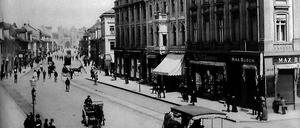 Auch kein Ort mit sogenannter Aufenthaltsqualität. Die Nauener Straße (heute Friedrich-Ebert-Straße) fotografiert aus dem Atelier Eichgrün um 1900.