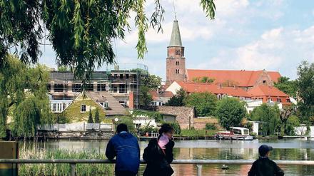 Cottbus. Heute leben knapp 100 000 Menschen in Cottbus. Bis 2020 sollen es 13,7 Prozent weniger sein.