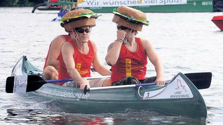 Der Spaß steht im Vordergrund. Anders als bei den „echten Kanuregatten“ stehen auch bei den 17. Potsdamer Wasserspielen wieder Spaß, gute Laune und kreative Kostümierungen der Amateurkanuten auf dem Programm. Besonders bei der Wasserschlacht der Gastronomen, die im Dreier-Canadier mit eigenem Steuermann starten, wird es sicherlich bunt und kreativ werden.