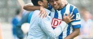 Ich drück dich! Herthas Trainer Jos Luhukay im nonverbalen Dialog mit Ronny.