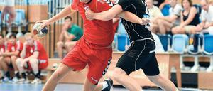 Enormes Durchsetzungvermögen wird von den VfL-Handballern wie Tobias Frank (l.) verlangt, wenn sie heute ein Pokalwunder schaffen wollen. Denn Gegner ist der Traditionsklub und Zweitligaverein TUSEM Essen.