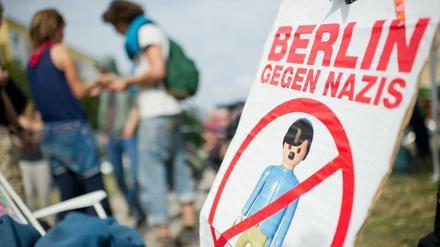 Ein Plakat mit dem Slogan "Berlin gegen Nazis" steht an einer Mahnwache vor dem neuen Flüchtlingswohnheim in Berlin-Hellersdorf.