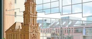 Projekt im Modell. Wenn die Stiftung Garnisonkirche genug Spenden zusammenbekommt, soll der Turm des Gotteshauses 2017 wieder an seinem Platz in der Breiten Straße stehen. Der Wiederaufbau der ganzen Kirche kostet 100 Millionen Euro.