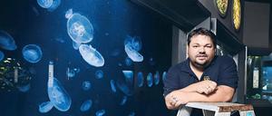 Gläserne Tänzerinnen. Seine Schützlinge sind anspruchsvoll, wollen in frischen Wasserstrudeln treiben, hübsch bestrahlt werden und leckeres Essen haben: Daniel Strozynski pflegt 30 Quallenarten in 90 Becken des Berliner Zoo-Aquariums.