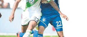 Viel Übersicht. Nur einmal hatte Luiz Gustavo (li., dahinter Schalkes Atsuto Uchida) mit den neuen Kollegen trainieren können, seinem Spiel war das nicht anzumerken.