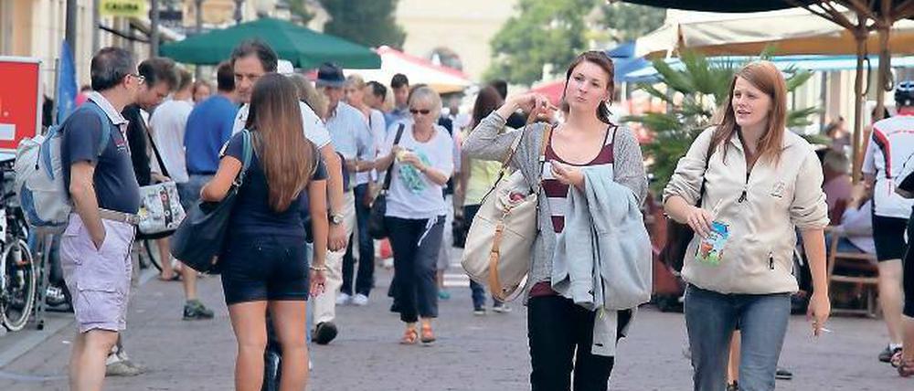 Immer schön ernst bleiben. Wer lächelt, muss nicht zwangsläufig ein Tourist sein und durch die Brandenburger Straße schlendern. Aber Potsdamer, so die Schriftstellerin Christine Anlauff, haben eigentlich keinen Grund zu lächeln.