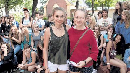 Deutsch-französischer Kulturaustausch. Vielleicht bildet das Zusammentreffen von Soliane (l.) aus Versailles und Pauline aus Potsdam den Beginn einer wunderbaren (Sprach)Freundschaft. Beide Städte wollen auch offiziell eine Partnerschaft schließen.