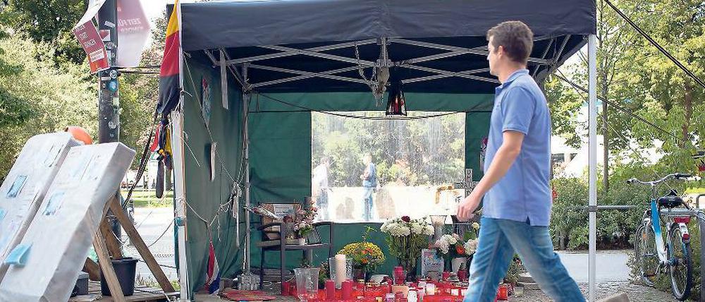 Die Erinnerung stirbt nie. Täglich kommen Touristen und Berliner zum Gedenkort für Jonny K. am Alexanderplatz.