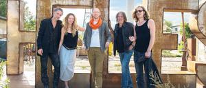 Neu-Marzahner unter sich. Künstler Roman Hillmann, Ankelina Möller und Besitzer der Alten Börse Peter Kenzelmann mit Jürgen und Thomas Wagner (von links).