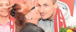 Wurde wegen Stalking und Beleidigung angezeigt: Bob-Anschieber Kevin Kuske, hier mit seiner Mutter Roswitha. Links Trainer Jörg Weber.