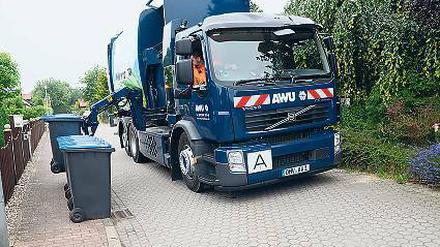 Leiser Laster. Die Tonnen werden seitlich aufgeladen.